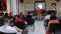 Foto do professor ministrando sua palestra em uma sala com diversas pessoas