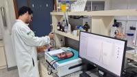 Foto do estudante fazendo uma análise no laboratório