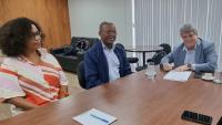 Na foto, a professora Débora Araujo, o professor Armindo Ngunga e o reitor da Ufes, Eustáquio de Castro, assinando o termo de cooperação