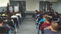 Foto do embaixador ministrando palestra no auditório