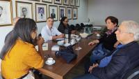 Foto da reunião realizada no gabinete da reitoria, com todos em torno da mesa