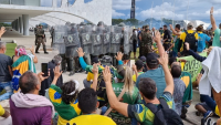 Cena de No Céu da Pátria Nesse Instante, onde aparece uma barreira de policiais e manifestantes frente a frente na entrada do Palácio do Planalto