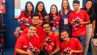 Foto da equipe vencedora posando com o prêmio em mãos