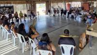 Foto dos participantes sentado em um grande círculo