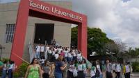 Foto dos estudantes em frente ao Teatro Universitário