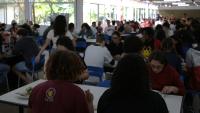 Foto das pessoas almoçando no salão do restaurante universitário de Goiabeiras