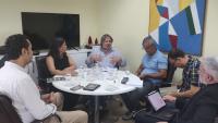 Foto do grupo discutindo em volta da mesa