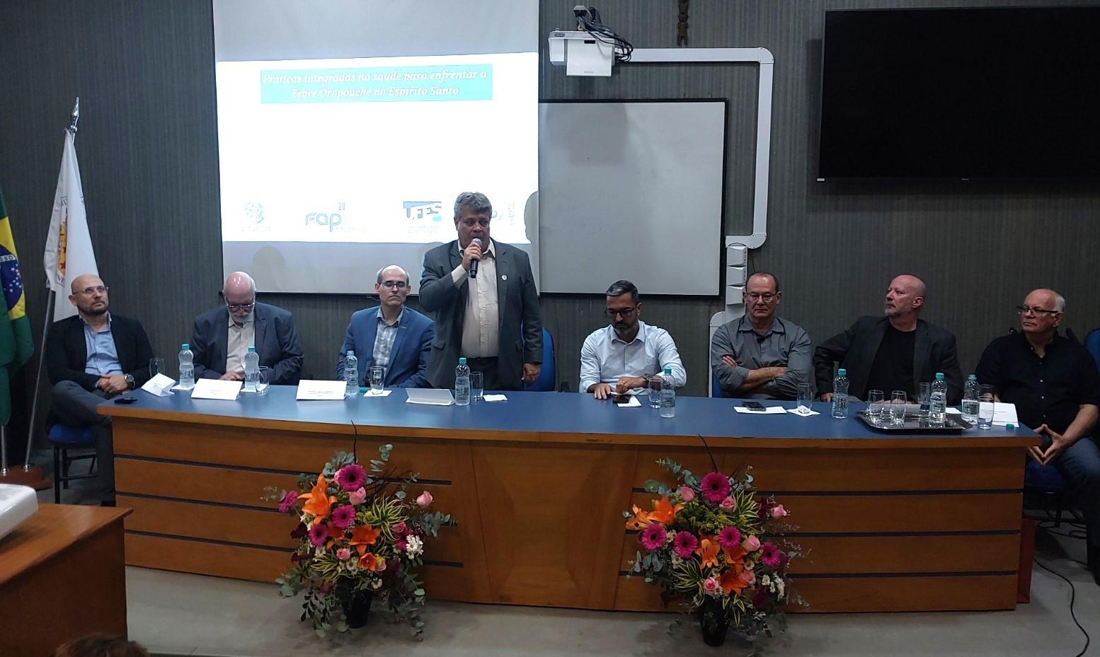 "Projetos de saúde estão cada vez mais ganhando robustez”, afirma o reitor Eustáquio de Castro Foto do reitor falando na abertura oficial do projeto