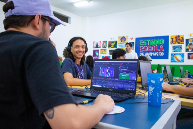 Foto de alunos usando computadores no estúdio escola de animação