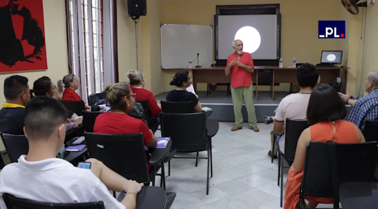 Humberto Capai Foto do professor ministrando sua palestra em uma sala com diversas pessoas