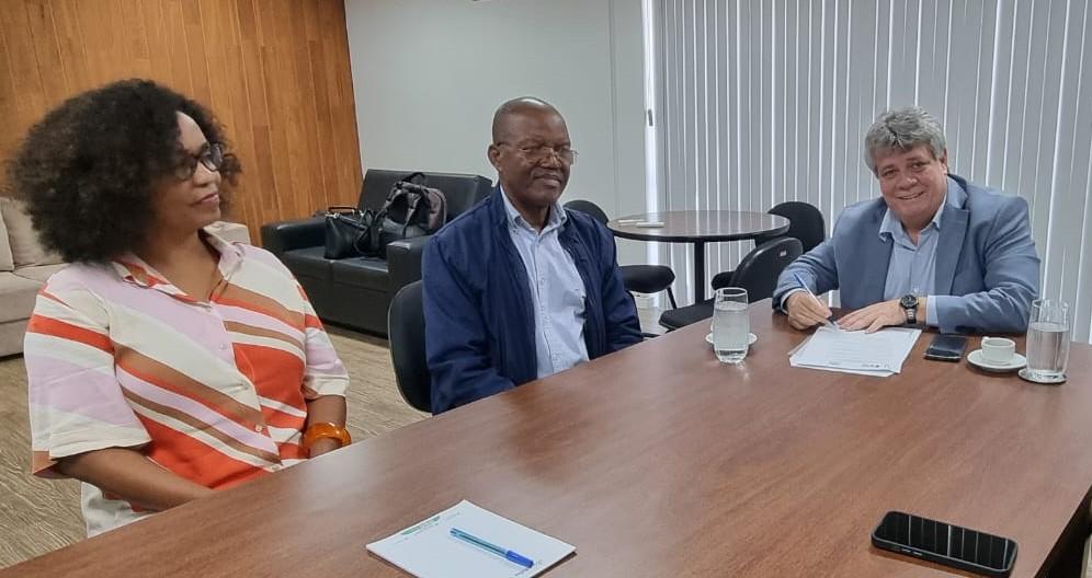 A professora Débora Araujo, o professor Armindo Ngunga e o reitor da Ufes, Eustáquio de Castro. Na foto, a professora Débora Araujo, o professor Armindo Ngunga e o reitor da Ufes, Eustáquio de Castro, assinando o termo de cooperação