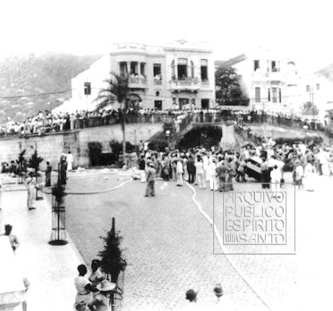 Foto do incêndio ocorrido no Palácio Anchieta em 1939 Foto antiga, em preto e branco, do incêndio ocorrido no Palácio Anchieta em 1939