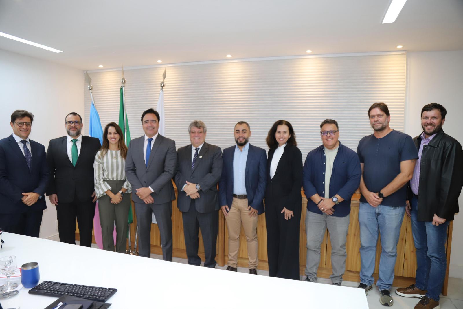 Foto dos representantes da Ufes e do Ministério Público do Espírito Santo
