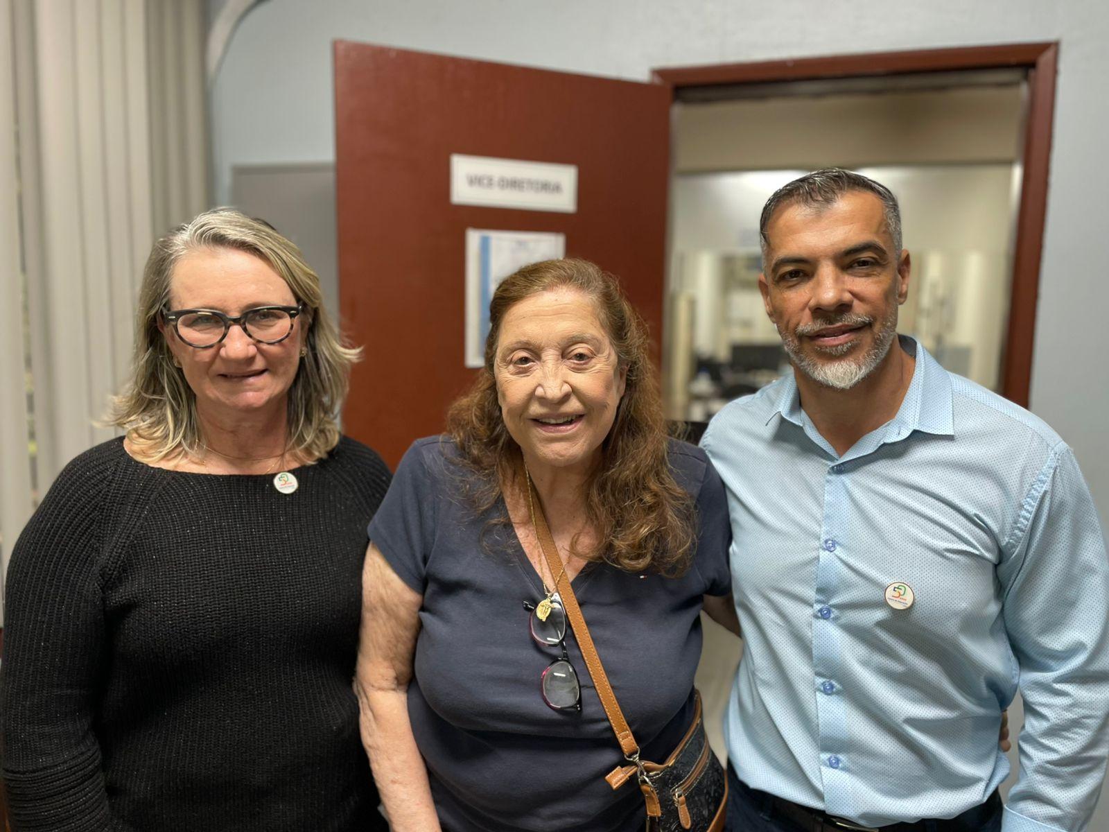 A professora emérita Beth Gama entre a vice-diretora do Centro de Educação, Silvana Ventorim, e o diretor Reginaldo Sobrinho 