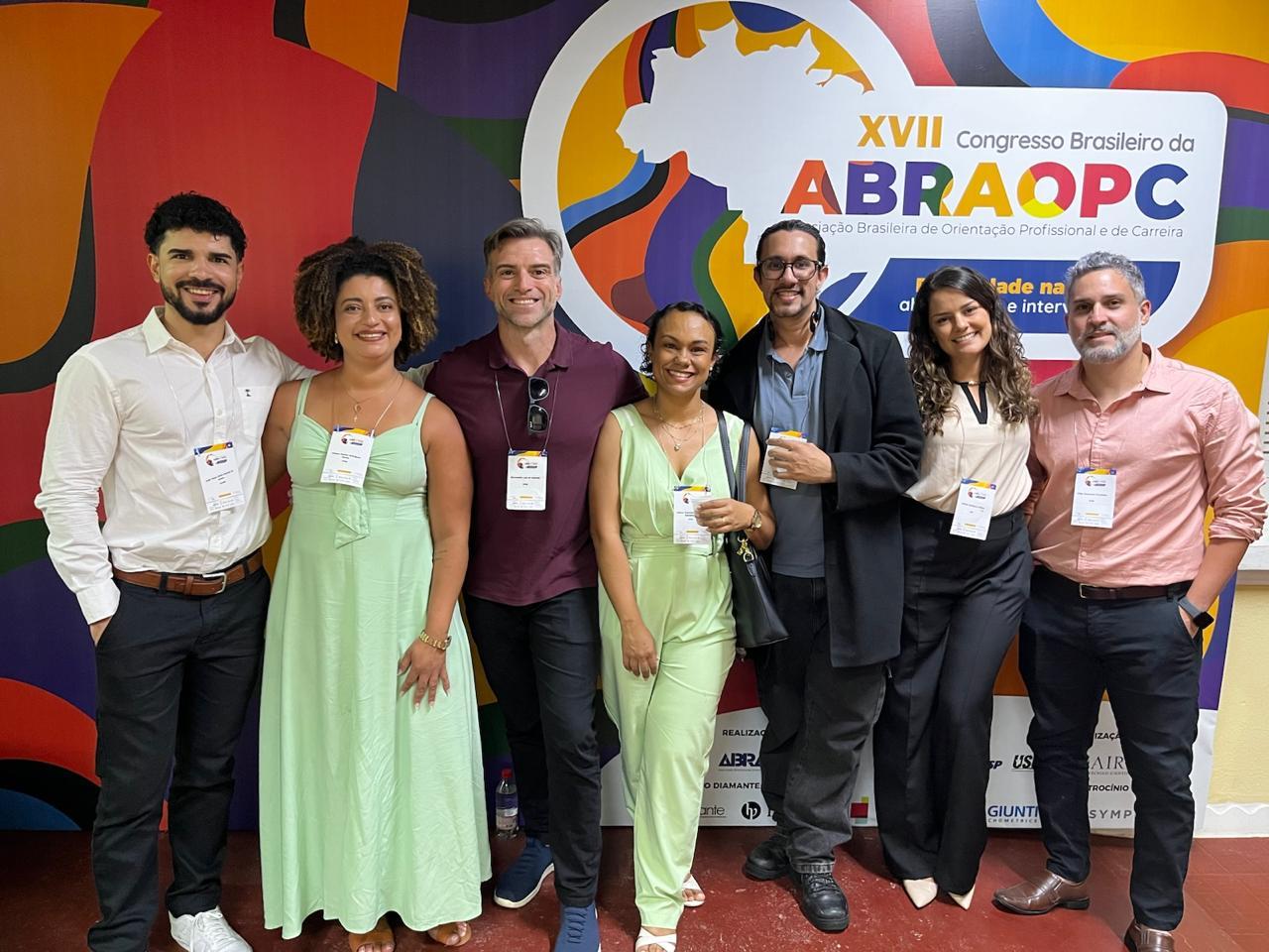 Foto do professor e dos estudantes que participaram do congresso