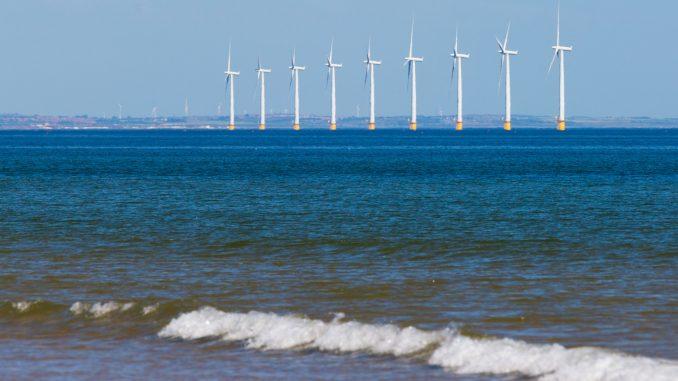 Imagem de um parque eólico instalado no mar