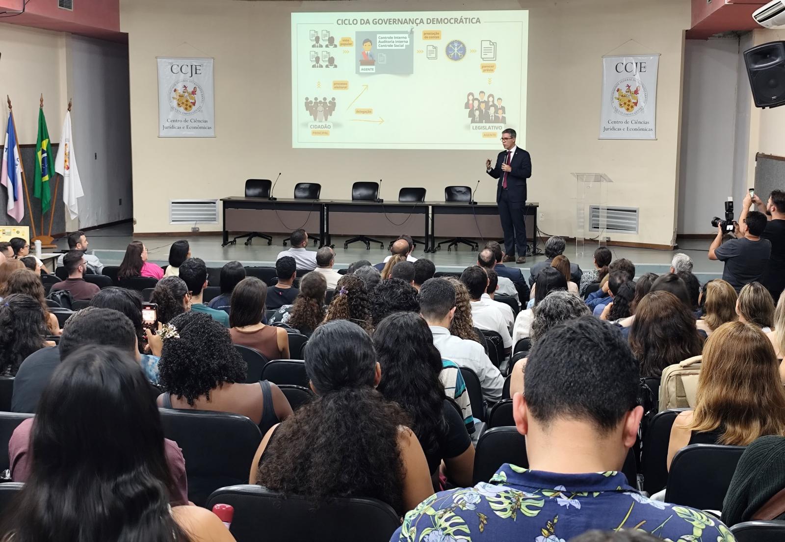 Foto do conselheiro Rodrigo Coelho durante sua palestra