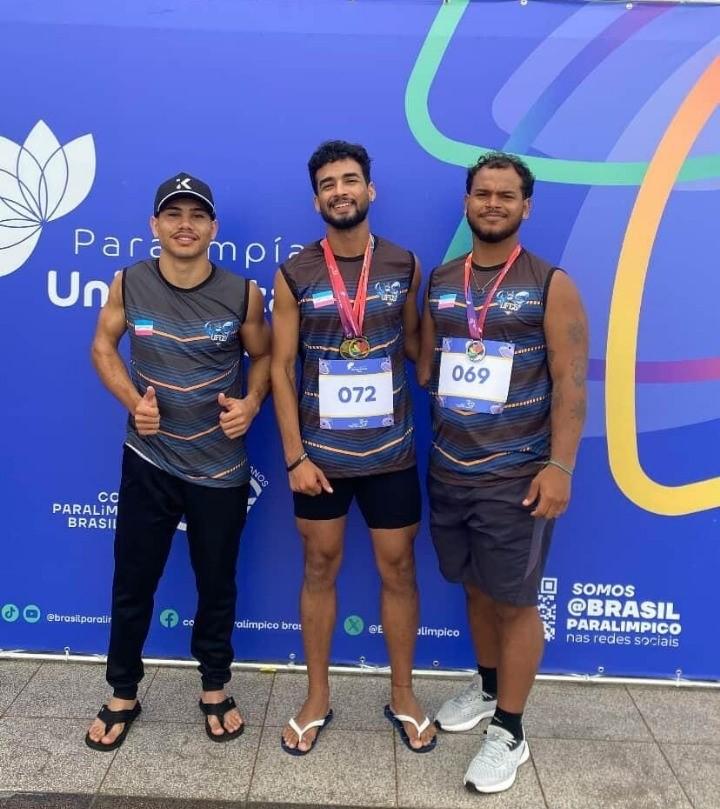 Os competidores Guilherme Kefler, Thairon Marques e Estevão Dias posando para a foto