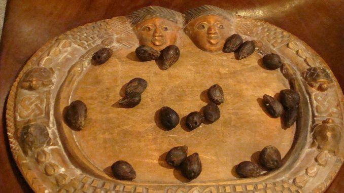 Jogo de Ikin Orossi, usado nos rituais dos iorubás