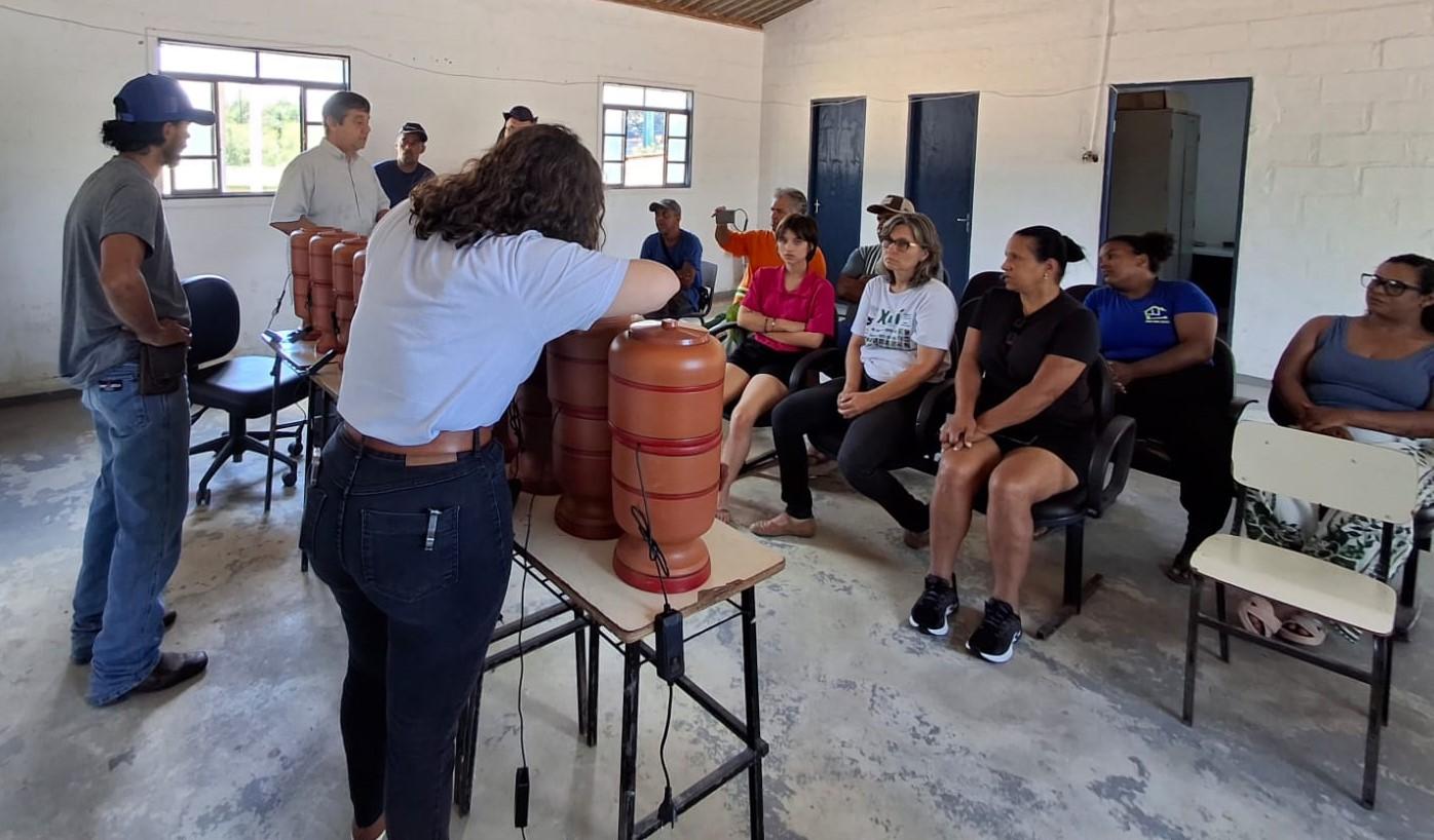 Foto de moradores do Xuri aprendendo a montagem dos filtros 