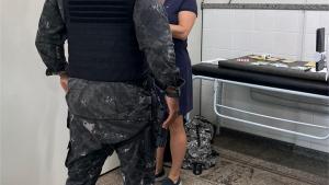 Policial fardado e de pé é avaliado por pesquisadora