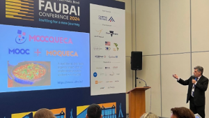 A foto mostra o professor Yuri Leite em um auditório apresentando a plataforma Moocqueca