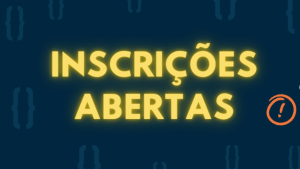 Card em fundo azul escuro, com imagens de foguete, ponto de interrogação e controle de vídeo game. No meio, a frase Inscrições Abertas escrita em letras brancas.