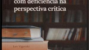 Capa do livro com o título da obra e a imagem de cinco livros empilhados. Ao fundo uma prateleira de livros.