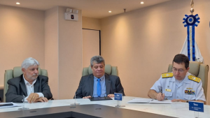 O superintendente da Fest, Armando Biondo Filho; o reitor da Ufes, Eustáquio de Castro; e o secretário da Comissão Interministerial para os Recursos do Mar, contra-almirante Ricardo Jaques. Sentados, o superintendente da Fest, Armando Biondo Filho, o reitor da Ufes, Eustáquio de Castro, e o secretário da Comissão Interministerial para os Recursos do Mar, contra-almirante Ricardo Jaques, que assina o termo de cooperação.