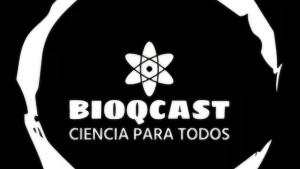 Logomarca do projeto: em um quadrado preto há um círculo branco e, dentro dele, em letras brancas, a inscrição Bioqcast, ciência para todos. Acima da palavra Bioqcast há o símbolo de um átomo.