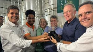 O vice-governador, Ricardo Ferraço; o presidente da Reunes, Lucio Heleno dos Santos; a vice-presidente de Sustentabilidade da Vale, Malu Paiva; o reitor Eustaquio de Castro; o governador Renato Casagrande; e o CEO da Biosolvit, Guilhermo Queiroz com uma amostra do supressor Posando para a foto, o vice-governador, Ricardo Ferraço; o presidente da Reunes, Lucio Heleno dos Santos; a vice-presidente de Sustentabilidade da Vale, Malu Paiva; o reitor Eustaquio de Castro; o governador Renato Casagrande; e o CEO da Biosolvit, Guilhermo Queiroz. Eles seguram uma amostra do supressor