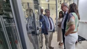 Foto do reitor Eustaquio de Castro apresentando uma amostra de petróleo ao presidente da Finep. Na foto também estão a vice-reitora e a superintendente de Projetos e Inovação