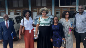 Da esquerda para a direita, os professores Armindo Ngunga (Moçambique); Marileide França e Juliana Teixeira (Ufes); Crisofia Langa (Moçambique); Débora Araujo (Ufes); e David Langa (Moçambique). Foto em frente ao Centro de Estudos Africanos. Da esquerda para a direita, os professores Armindo Ngunga (Moçambique); Marileide França e Juliana Teixeira (Ufes); Crisofia Langa (Moçambique); Débora Araujo (Ufes); e David Langa (Moçambique).