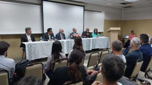 Foto da mesa de abertura do evento