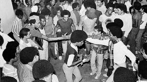 Cena do filme Black Rio! Black Power!, na qual aparecem vários jovens negros dançando