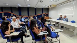 Abertura oficial da IV Ufes International Week Na foto, o reitor fala para o público presente no auditório da biblioteca. Ao seu lado, na mesa, o secretário Yuri Leite
