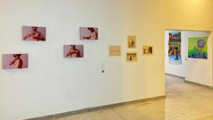 Foto de uma das paredes da galeria Gaia, onde aparecem quadros dos estudantes