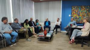 Foto da reunião na sala do reitor