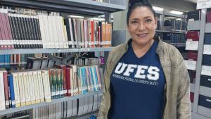 Angela Cueva, refugiada venezuelana, na biblioteca de Ufes