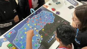 Foto de quatro alunos jogando durante uma aula com a aplicação da metodologia