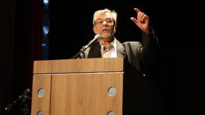 Foto do cientista Paulo Artaxo falando no púlpito