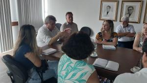 Foto da reunião, com o reitor falando para os presentes