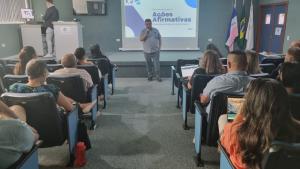 O reitor à frente do auditório abrindo a reunião de planejamento 