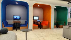 Espaço com ambientes coloridos do projeto de extensão ConneCT