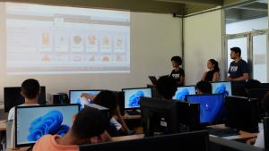 Foto da sala de aula com os estudantes participando do minicurso