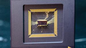 Foto do primeiro chip fotônico capixaba desenvolvido no LabTel