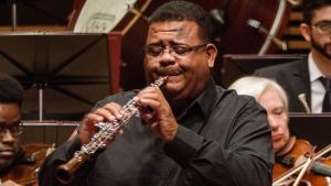 Alexandre Barros tocando oboé