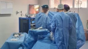 Foto de médicos realizando uma cirurgia no Hucam-Ufes