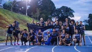Atletas da Ufes conquistaram 16 medalhas entre individuais e por equipes Atletas da Ufes posam para foto em pista de atletismo