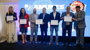 Foto de sete homenageados com os certificados em mãos